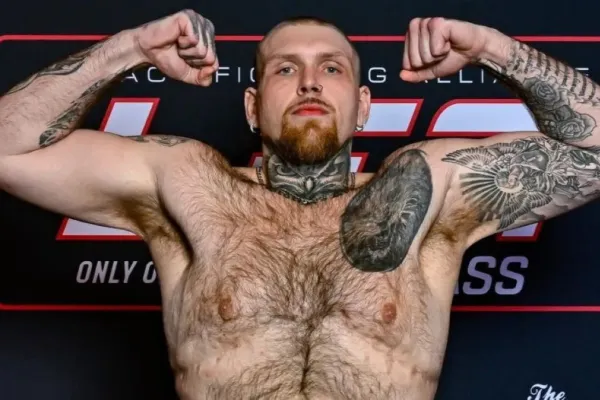 Kdysi vážil 226 kilo, teď se díky rychlému KO dostal do UFC