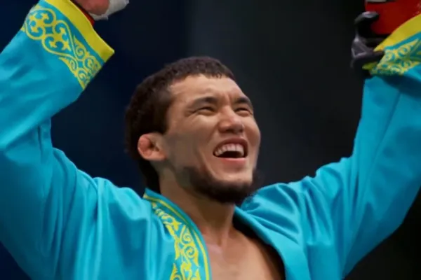 Koleno a konec. Pak se vítěz rozeběhl za šéfem UFC a spustil