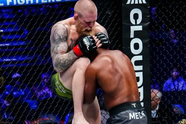Koleno roztrhlo obočí a MMA zápas musel zastavit lékař
