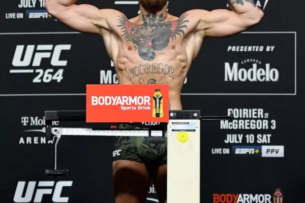 Kolik vydělá McGregor za víkendový zápas v UFC? Čech s průměrnou mzdou by musel pracovat 507 let!