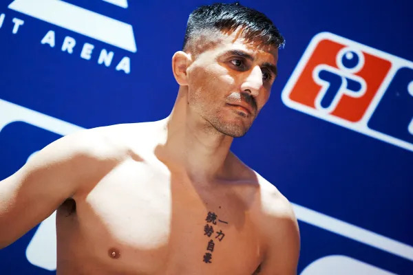 Komplikace v RFA. Americký šampion selhal už na váze, organizace mu odebrala titul