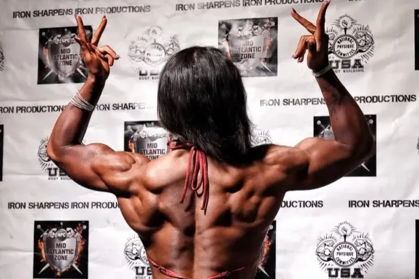 Kontrola formy nahoře bez. Mladá kulturistka vypadá senzačně