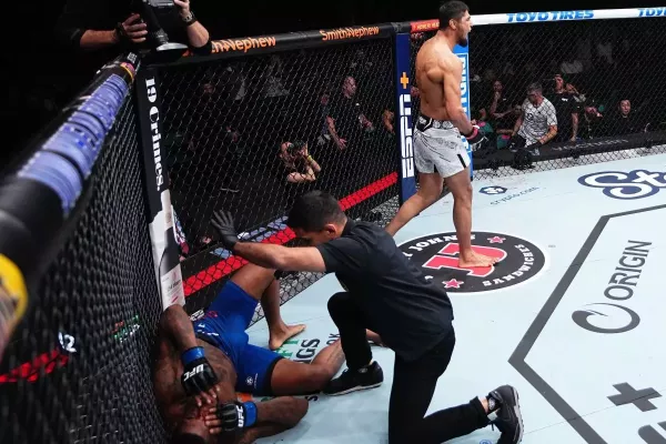 Kontroverze v UFC. Peňázův přemožitel schytal dloubanec do oka, rozhodčí nereagoval, pak schytal KO