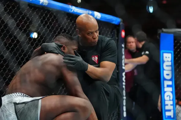 Kontroverzní obr během zápasu v UFC ukázal soupeři prostředníček, rozhodčí pak duel okamžitě ukončil