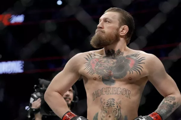 Kop na žebra i takedown. Divoký Conor McGregor řádil na hřišti během fotbalového utkání