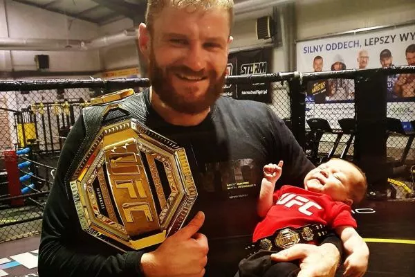 Král polotěžké váhy UFC Blachowicz zbrojí na Adesanyu. Tohle o něm nevíte!