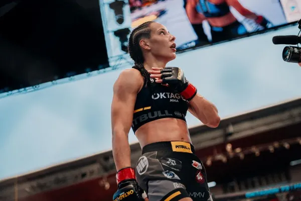 Kráska si udělala ze soupeřky v Edenu boxovací pytel