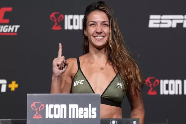 Kráska z UFC složila k zemi gigantického kulturistu. Rozdíl byl 66 kilo