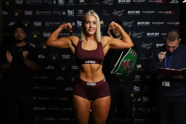 Krásná boxerka skotačila v bikinách. Ukázala se v přírodě i u bazénu