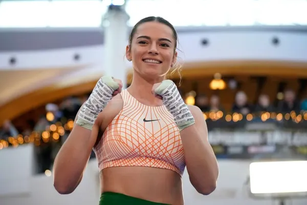 Krásná šampionka se odvázala v bikinách