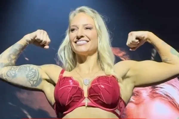 Kraťasy dolů. Boxerka na vážení nezklamala. Předvedla klasiku