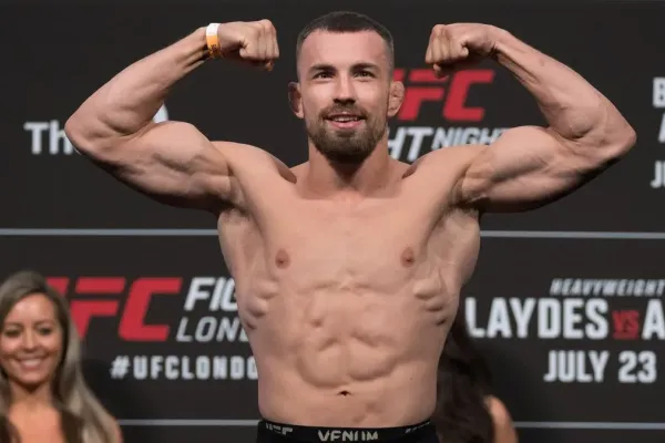 Krvavá divočina v UFC. Slovenský bijec se děsivě zranil, přesto slaví