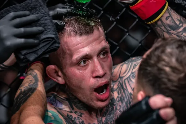 Krvavé šílenství v Clashi: Pali Hari se Mikuláškovi zakousl do ucha