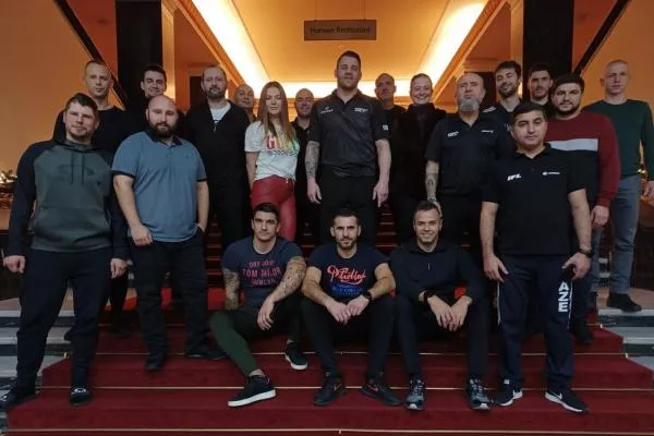 Legendární rozhodčí MMA zavítal do Prahy. Na svých cestách navštívil na 50 zemí
