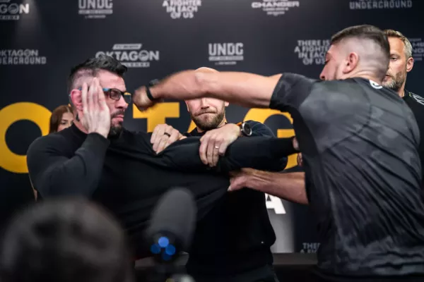 MMA ONLINE: Po rvačce na tiskovce jsou na řadě souboje v kleci