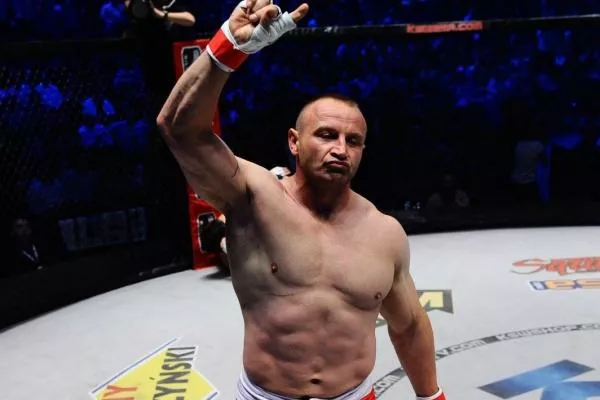 MMA kulturista v Polsku vypustil 115 kilového tygra, bylo z toho TKO