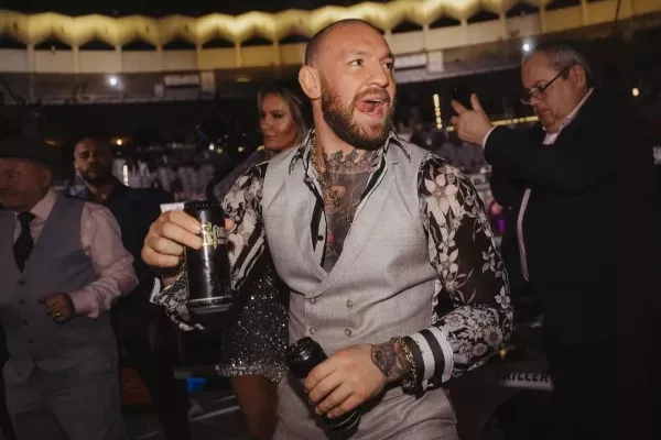 McGregor řádil se šampionkou. Za zády měl přitom snoubenku