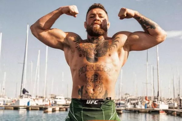 McGregor sundal triko a předvedl formu v ringu. Po devíti letech v UFC