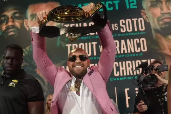 McGregor v akci. Na vážení zabránil bitce, pak řádil s titulem BKFC