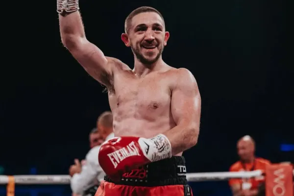 Měl být kořistí, jenže překvapil. Britský boxer zničil ruského šampiona