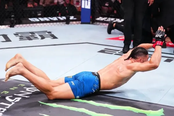 Měl si jít v UFC pro porážku, ale Walker si sázkaře namazal na chleba