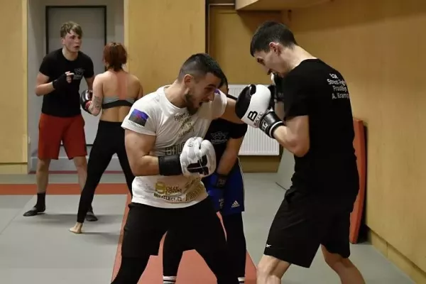 Mladí bojovníci trénují na Vápenici, i pod taktovkou boxerských hvězd