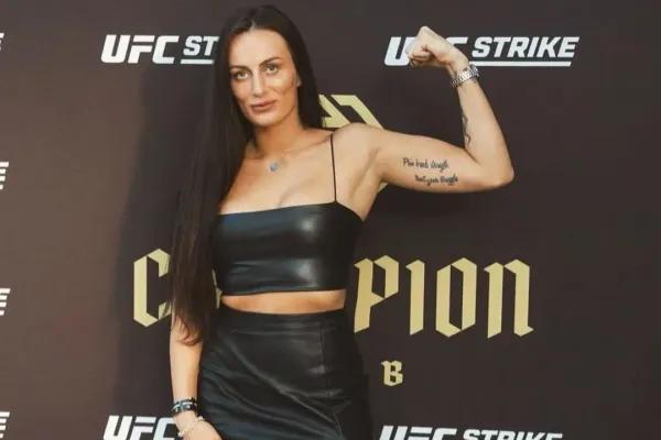 Modelka i bojovnice. Kráska z klece ohromila v bikinách