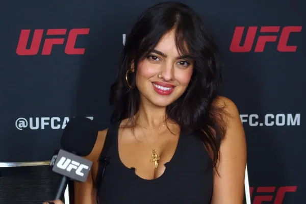 Moderátorka UFC se předvedla bez podprsenky