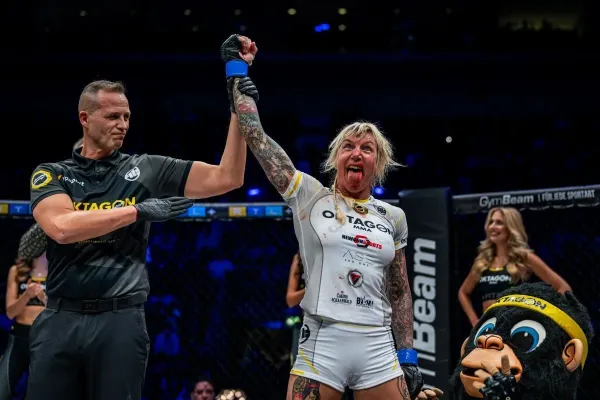 Mohla by být babičkou, ale v téměř padesáti se opět hlásí o příležitost v Oktagonu