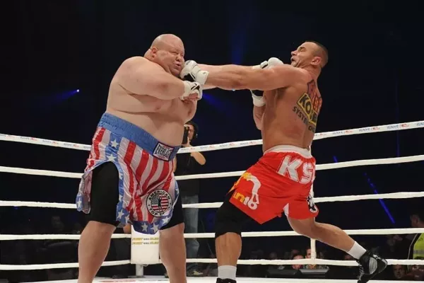 Monstrózní boxer vážil 170 kilo. Kteří obři výrazně přeskočili metrák?