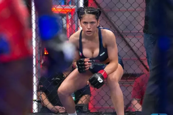 Na hraně. MMA zápasnice dráždila fanoušky s odvázanou podprsenkou