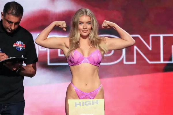 Na škole se jí smáli, dnes boxerka vydělává díky svému tělu miliony měsíčně