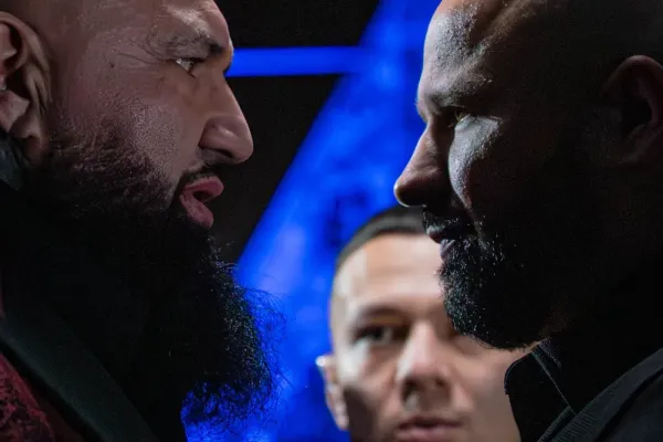 Na tiskovce Clashe létal popel z urny. Mikulášek zaměstnal ochranku, jeho soupeř však odpadl