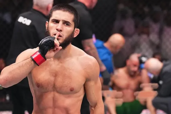 Nabral a vypadá giganticky, je chválen někdejší šampion lehké váhy UFC