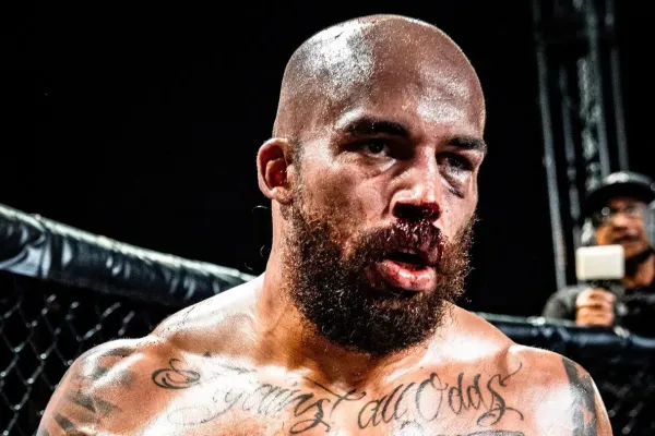 Nabuzený MMA zápasník nečekaně vypadl z klece. Z videa se stal virál