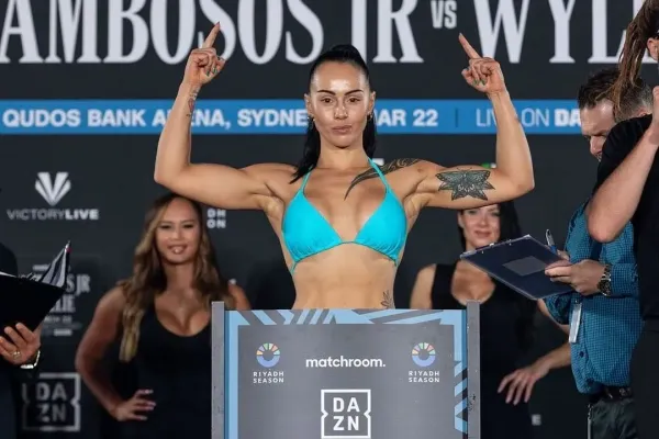 Nahá na váze, odvážná v ringu. Krásná šampionka se chystá do akce