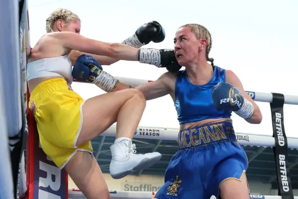Nakládačka v ringu. Boxerka nestíhala, tak soupeřku kopla