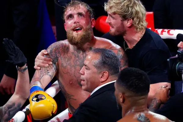 Náplast na bolest? Jake Paul se fotil s miliony za zápas s Joshuou, mezi bankovkami měl i zbraně