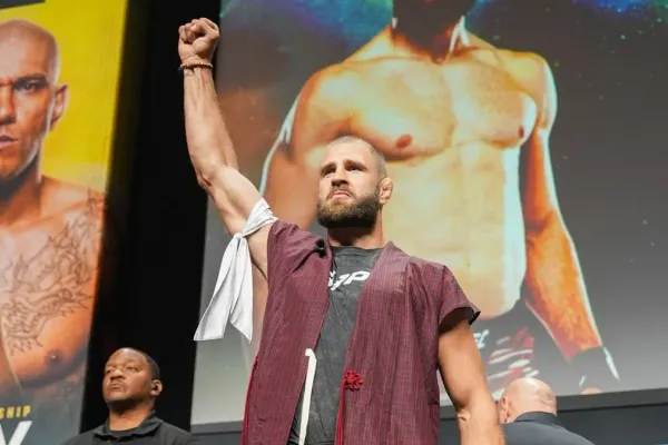 Naváženo. Procházka ukázal formu před bojem, má přes 93 kilo