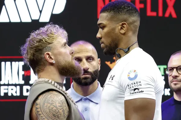 Nečekané spojení. Boxer Joshua zamířil před bitvou s Paulem k velkému rivalovi