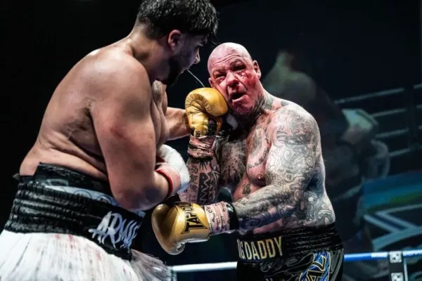 Nedůstojný pád světového šampiona. Nařezal mu i mladík, počtvrté za sebou KO