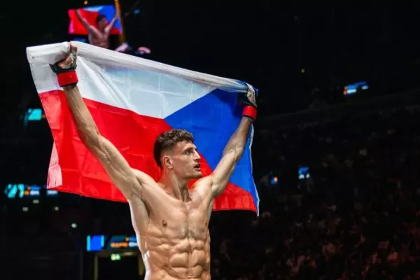 Nejdelší ruce českého MMA trestaly. TKO a Peňáz mohl slavit