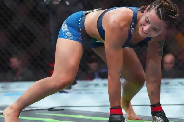 Nejprve si zatančila u tyče, teď hrozí soupeřce. Když nedá váhu, zápas nebude