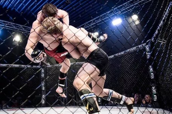 Nejrychlejší KO! Ještě více šokující byla reakce vítěze po bleskurychlé bitvě v MMA