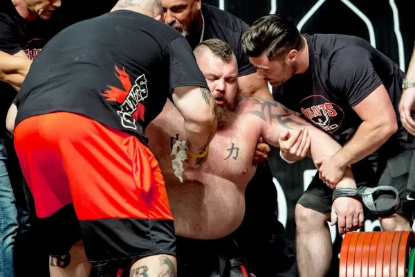 Nejsilnější muž světa se pral s démony. Hledal pomoc i u slavného Arnolda