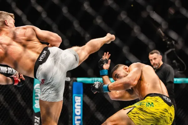 Největší tvrďák v UFC? Američan si v kleci rozsekl nohu, soupeře však i nadále ničil drtivými kopy