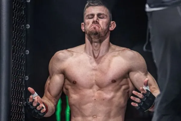 Někdejší bijec Oktagonu zazářil v Paříži. Veterán UFC padl po sérii ran