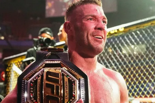 Nekontroloval jsem jeho bankovní výpisy, ale říká, že má spoustu peněz, pálí šampion UFC