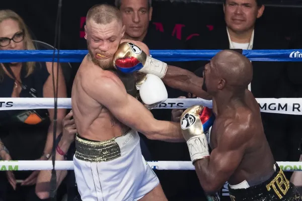 Nemá dost ani v 48 letech. Mayweather se v létě vrátí k profesionální boxerské kariéře