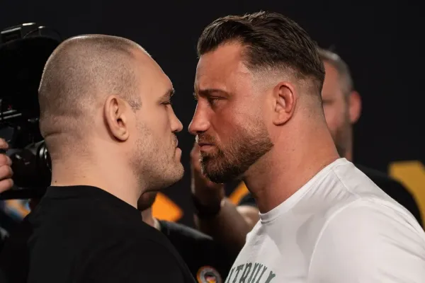 Německý zápasník se nešťastně zranil v šatně a ke kleci přijel na vozíku. Soupeř myslel, že jde o vtip